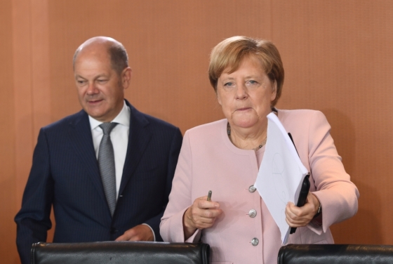 올라프 숄츠 독일 재무장관(왼쪽)과 앙겔라 메르켈 독일 총리(오른쪽). /사진=로이터
