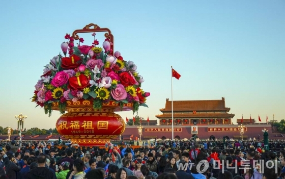 지난해 중국 국경절 연휴(10월 1~7일) 첫날 1일 베이징 톈안먼광장에서 사람들로 붐비고 있다. 중국 관광 당국인 문화여유부가 이날 국내 여행자수가 1억 2200만 연인원에 달했다고 발표했다./AFPBBNews=뉴스1