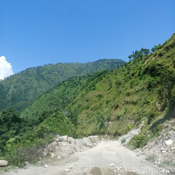 네팔 차멜리야 수력발전소에서 댐까지 가는 길/사진=안재용 기자