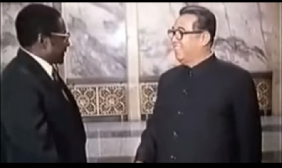 로버트 무가베는 1980년 총리에 오른 뒤 북한 평양에서 김일성 당시 주석과 만났다. © 유튜브 캡처