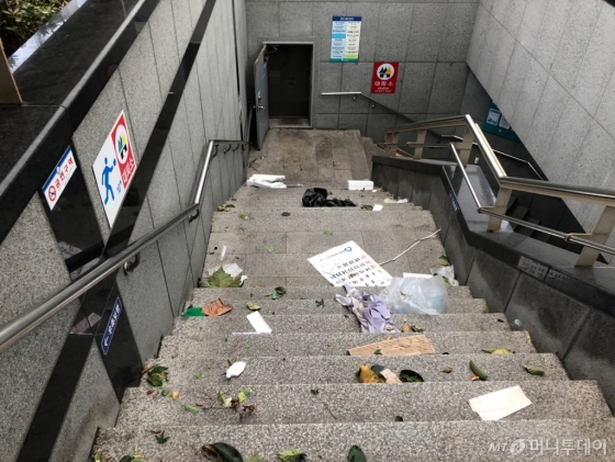 7일 오후 태풍 '링링'이 한반도에 상륙한 가운데 서울 동작구 중앙대병원 앞 지하차도가 강풍에 날려온 쓰레기들로 지저분해 졌다. /사진=유효송 기자