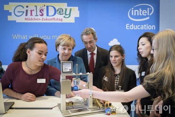 지난달 22일 독일 베를린 총리관저에서 열린 '2015 걸스데이'에서 인텔 체험프로그램에 참가한 여고생들이 앙겔라 메르켈 독일 총리(왼쪽 2번째)에게 직접 만든 계의 구동원리를 설명하고 있다./사진=유영호 기자 yhryu@