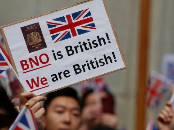 홍콩인들이 홍콩인의 영국 영주를 허용해 달라고 시위하고 있다. - WSJ 갈무리
