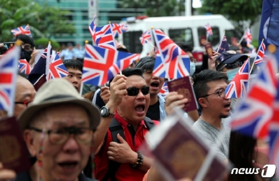 홍콩인들이 영국 영사관 앞으로 몰려가 유니언잭을 흔들며 홍콩인의 영국 영주를 허용하라고 요구하고 있다. © AFP=뉴스1
