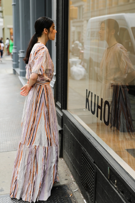 구호 모델 정은채가 미국 뉴욕에 처음으로 문을 연  구호 팝업스토어를 들여다보는 모습/사진제공=삼성물산 패션부문