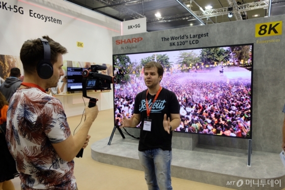 7일(현지시간) 샤프가 IFA 2019에서 세계 최초로 선보인 120인치 8K LCD TV에 각국의 취재진들이 몰려 있다. /사진=박소연 기자
