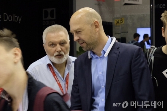 아드리안 와이서키(Adrian Wysocki) 샤프 유럽 프로덕트 매니저(오른쪽)가 IFA 2019 부스에서 대화를 나누고 있다. /사진=박소연 기자