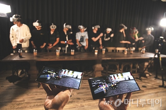 SK텔레콤은 지난 8일 서울 종로구 롤파크에서 점프 AR · VR 이용고객을 대상으로 투어 행사를 개최했다. T1선수단과 점프 AR · VR 이용 고객들이 ‘소셜 VR’ 기술 체험을 하는 모습./사진제공=SKT