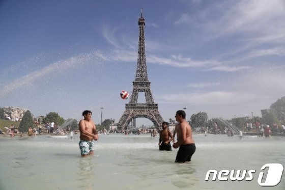 프랑스 파리 에펠탑 앞에서 더위를 식히는 시민들./사진=AFP뉴스1