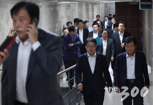  자유한국당 의원들이 9일 오후 서울 여의도 국회에서 열린 긴급의원총회를 마친 뒤 회의장을 나서고 있다. / 사진=홍봉진 기자 honggga@