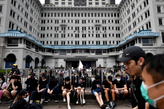 홍콩 침사추이 지역에 있는 페닌술라 호텔 앞에 시위대가 모여 있다. /사진=AFP