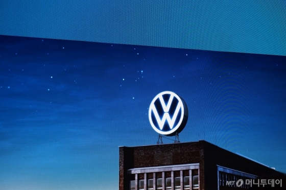 9일(현지시간) 독일에서 공개된 폭스바겐 새 로고가 구현될 예상 모습. /사진=이건희 기자