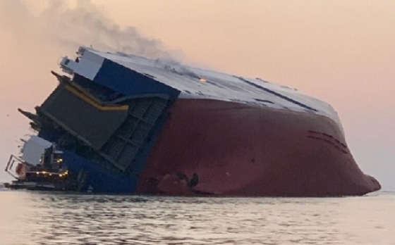 현대글로비스 소속 대형 자동차 운반선이 8일(현지시간) 미국 남동부 조지아주 브런즈윅 해안에서 전도된 이후 화재가 발생하면서 한국인 4명이 구조를 기다리고 있다고 미국의 해양전문매체인 머린로그 등이 보도했다. (USCG) 2019.9.9/뉴스1