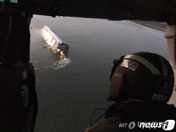 미국 해안경비대가 조지아 주 해안에서 전도된 현대글로비스 소속 대형 자동차 운반선 골든레이호에서 실종 선원 구조 작업을 벌이고 있다. (미 해안경비대 트위터) /사진=뉴스1