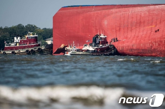 [사진] 美 해안경비대의 한국 車 운반선원 긴박한 구조작업