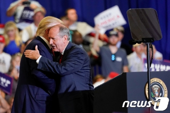 [사진] 공화당 하원 후보와 포옹하는 트럼프