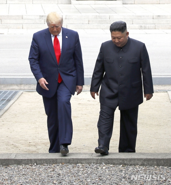 【판문점=뉴시스】박진희 기자 = 도널드 트럼프 미국 대통령과 김정은 북한 국무위원장이 30일 판문점 공동경비구역(JSA) 군사분계선을 넘어 북측으로 갔다 다시 남측으로 넘어오고 있다. 2019.06.30.   pak7130@newsis.com
