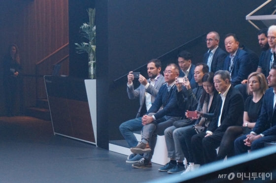 10일(현지시간) 독일 프랑크푸르트 모터쇼에 참석해 현대차 콘퍼런스를 지켜보는 정의선 현대차그룹 수석부회장(가장 왼쪽 끝에서 두번째 인물). /사진=이건희 기자