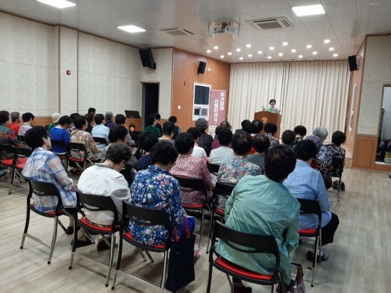 LH 주거급여 전담직원이 전남 순천시 소재 주민센터를 방문해 주거급여제도를 설명하고 있다.