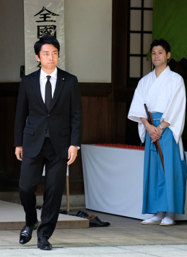 고이즈미 신지로 일본 중의원 의원(왼쪽)/사진=AFP