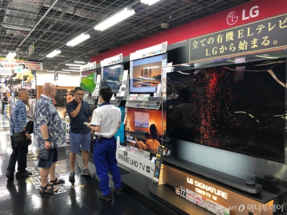 일본 도쿄 아키하바라에 있는 요도바시 카메라 아키바점에서 고객들이 LG전자 올레드 TV를 상담받고 있다/사진=이정혁 기자