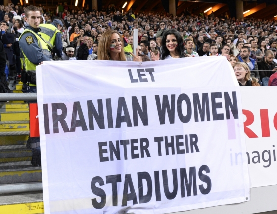 2015년 3월 31일 열린 스웨덴과 이란의 친선경기에서 이란 응원단이 '이란 여성을 경기장에 들여보내라'고 적힌 현수막을 들어 보이고 있다. /사진=AFP