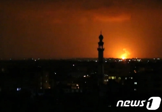 이스라엘이 10일 밤 가자 지구를 공격하고 있다. © AFP=뉴스1