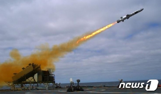 2014년 9월 미 해군 연안전투함 코로나도  선상서 실험 발사되는 네이블스트라이크미사일' (미 해군) © 뉴스1