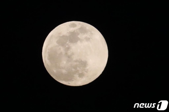 지난 2월19일 오후 서울 밤하늘에 보름달이 떠있다./사진=뉴스1