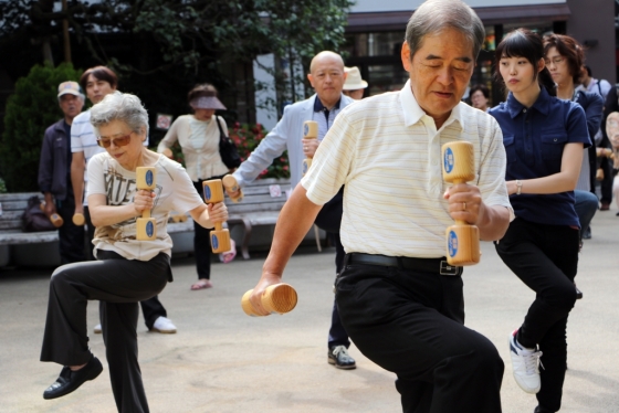 일본에서 100세 이상 고령자 수가 처음으로 7만명을 넘어섰다./사진=AFP