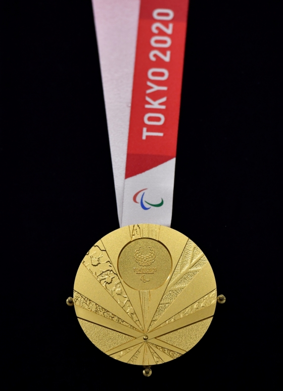 욱일기를 닮은 디자인으로 논란이 되고 있는 2020도쿄패럴림픽 메달. /사진=AFP