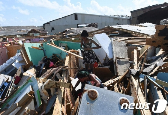 지난 10일 (현지시간) 초강력 허리케인 도리안이 지나간 바하마 마시하버에서 폭삭 무너진 주택의 잔해가 보인다. © AFP=뉴스1 © News1 우동명 기자