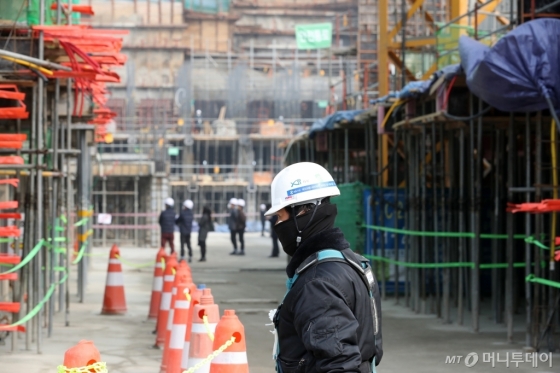 수도권에 사상 처음 엿새 연속 비상저감조치가 발령된 지난 3월 6일 서울 마포구의 한 아파트 건설현장에서 한 근로자가 마스크를 쓰고 발걸음을 옮기고 있다. /사진제공=뉴스1