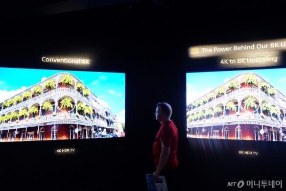 IFA 2019에서 소니가 기존의 4K TV와 비교해 8K 업스케일링 기술을 시연하고 있다. /사진=박소연 기자