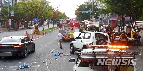 15일 오전 7시쯤 전북 군산시 수송동의 한 병원 앞 도로에서 A(23)씨가 몰던 K5 승용차와 코란도 승용차가 충돌했다./사진제공=군산소방서