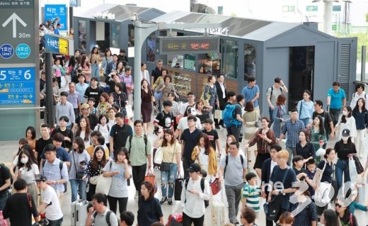 추석 연휴 마지막날인 15일 오전 서울역에 도착한 귀경객들이 대합실로 나서고 있다. 코레일에 따르면 이번 연휴 열차 이용객은 하루 평균 54만 명, 총 269만 명으로 작년과 비교했을 때 5만 명 정도 더 많은 수치다. / 사진=이동훈 기자 photoguy@