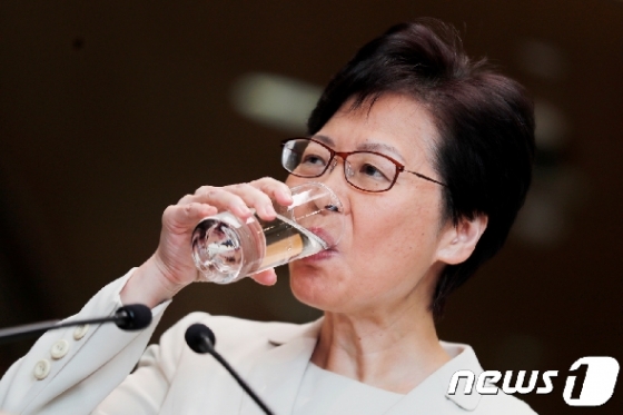 캐리 람 홍콩 행정장관이 5일 송환법 공식 철회를 발표하는 기자회견 중 물을 마시고 있다. © 로이터=뉴스1 © News1