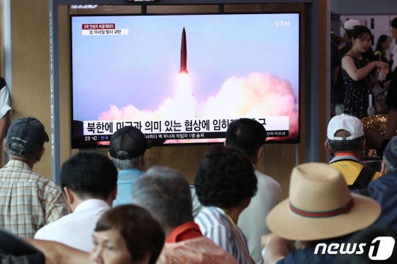 지난달 2일 서울역에서 시민들이 북한의 단거리 발사체 발사 관련 뉴스를 지켜보고 있다.  합참에 따르면 북한은 이날 오전 2시59분과 3시23분께 함경남도 영흥 일대에서 동해상으로 미상 단거리 발사체를 두 차례 발사했다. / 사진 = 뉴스1
