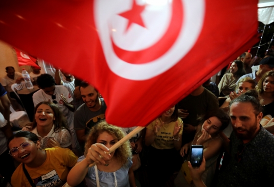 15일(현지시간) 튀지니 대선의 나빌 카루이 후보가 출구조사서 2위를 기록하자 그의 지지들이 환호하는 모습. /사진=로이터.