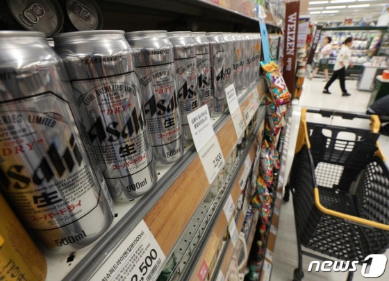 (서울=뉴스1) 신웅수 기자 = 16일 오후 서울의 한 대형마트에서 마트에 일본 맥주가 진열되어 있다.  일본 불매운동의 여파로 2009년부터 지난해까지 10년간 수입 맥주 시장 1위를 차지한 일본 맥주 수입가 3위로 밀려나고 벨기에 맥주가 1위로 올라섰다.  15일 관세청 수출입무역통계 시스템에 따르면 지난달 일본 맥주 수입액은 434만2000달러로 지난달 790만4000달러에 비해 45.1% 감소했다.  반면 벨기에 맥주는 456만 3000 달러 어치가 수입돼 수입 맥주 시장에서 1위를 차지했다. 2019.8.16/뉴스1  <저작권자 © 뉴스1코리아, 무단전재 및 재배포 금지>