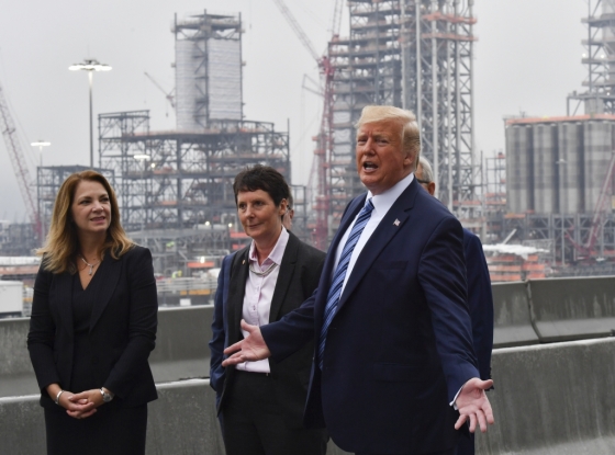 도널드 트럼프 미국 대통령이 미 펜실베니아에 있는 셰일오일 생산시설을 둘러보고 있다. /사진=AFP