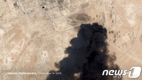 (아브카이크 로이터=뉴스1) 우동명 기자 = 14일(현지시간) 사우디아라비아 아브카이크에 위치한 국영석유회사 아람코의 주요 석유시설과 유전이 드론의 공격을 받은 모습의 위성사진. 