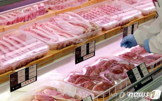 서울 시내 한 대형마트에서 직원이 돼지고기를 진열하고 있다.  /사진=뉴스1