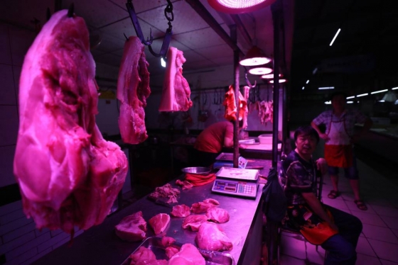 3일중국 우한의 한 시장에서 돼지고기가 판매되고 있다. 중국 전체 육류 소비량의 70% 이상 차지하는 돼지고기는 지난해 8월 중국에서 발병하기 시작한 아프리카돼지열병이 확산되면서 생산량이 감소했으며 이로 인해 공급 부족 현상이 나타나고 있다. 중국 일부 지역에서는 9월부터 13주째 오르고 있는 돼지고기의 가격 안정을 위해 1인당 1일 1kg의 돼지고기만 구매할 수 있는 구매제한 조치를 시행했다. /사진=뉴시스