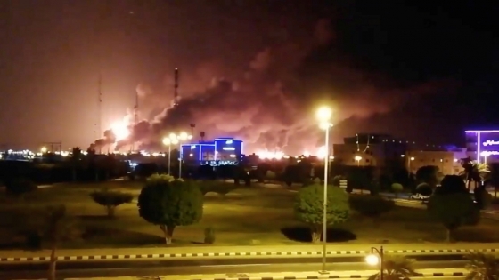 지난 14일(현지시간) 새벽 사우디아라비아 아브카이크에 있는 국영석유회사 아람코의 석유단지가 무인기를 이용한 테러 공격을 받고 불길에 휩싸여 있다. /사진=로이터