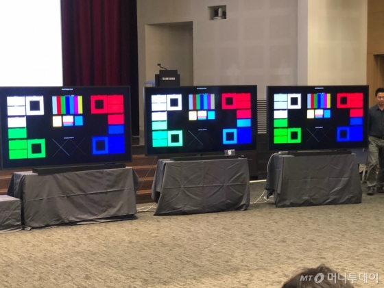 삼성전자는 17일 삼성전자 서울 R&D캠퍼스에서 8K 화질 관련 설명회를 열고 자사 8K TV와 타사 8K TV 비교시연을 하고 있다. /사진제공=삼성전자