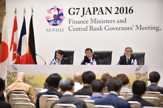 지난 2016년 G7(주요7개국) 정상회담 금융 세션에 참석한 아사카와 마사쓰구 전 재무성 재무관(왼쪽부터)과 아소 다로 재무상 겸 부총리, 구로다 하루히코 일본은행 총재. /사진=AFP