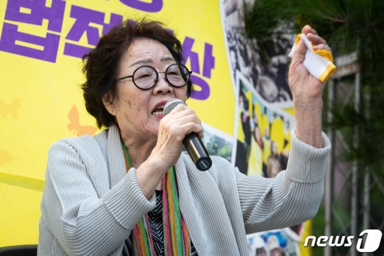 이용수 할머니가 18일 서울 종로구 옛 일본대사관 앞에서 열린 제1405차 일본군 성노예제 문제 해결을 위한 정기 수요시위에 참석해 눈물을 훔치고 있다. / 사진=뉴스1