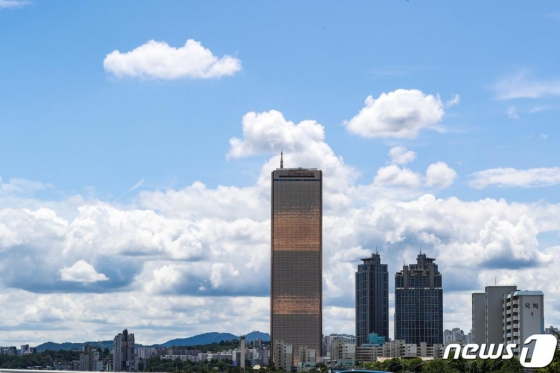 무더위가 기승을 부리는 7월 8일 오후 서울 도심 하늘 위로 파란 하늘과 구름이 펼쳐져 있다./사진=뉴스1