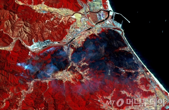 한국항공우주연구원이 다목적실용위성 ‘아리랑3호’에서 촬영한 강원도 산불현장  영상.